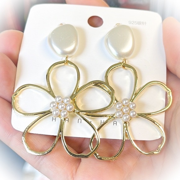 💕Beautiful Gold Tone Flower Faux Pearl Fashion Earrings💕 - Picture 8 of 8